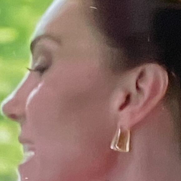 14K Kate Middleton Style Earrings Gold Puffed Ribbed Scallop Square Hoop 2.05 G - Picture 1 of 6